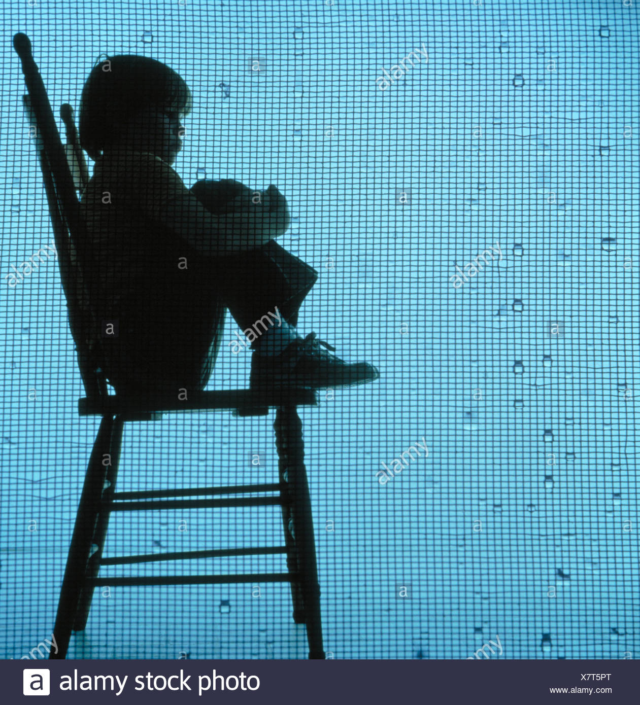 niño cayendose de una silla imagenes niño cayendose de una silla imagenes