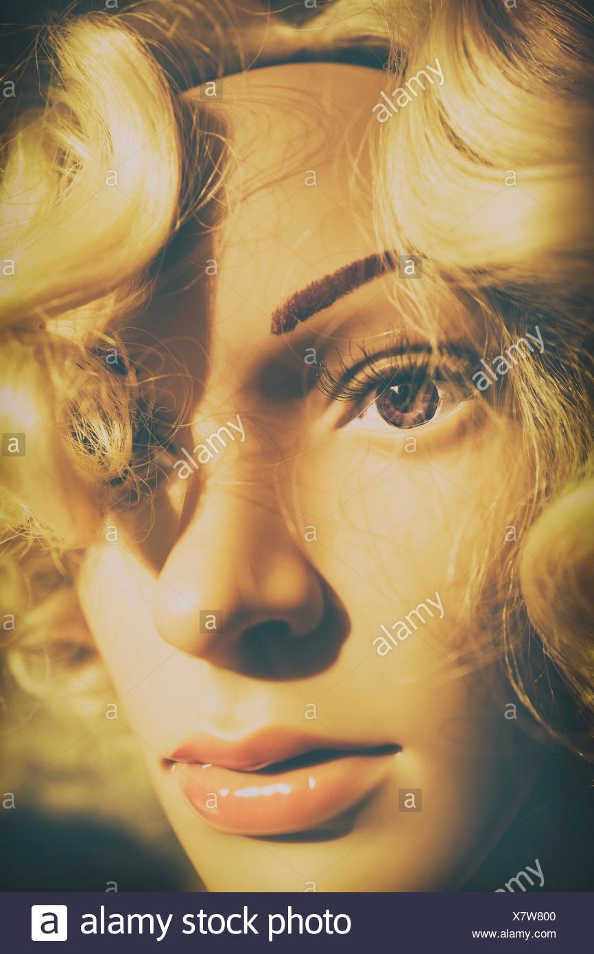 Close-up de la cara de un maniquí con cabello rubio y temerosa de expresión. Grassington, Skopton, North Yorkshire, Inglaterra, Reino Unido. Foto de stock
