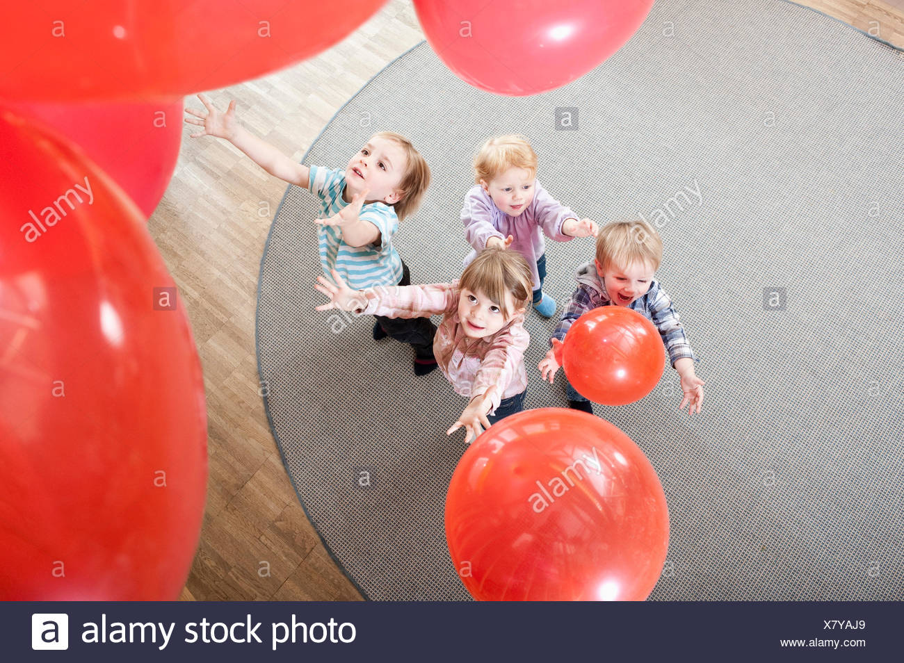 Ninos Jugando Con Globos Imagenes De Stock Ninos Jugando Con