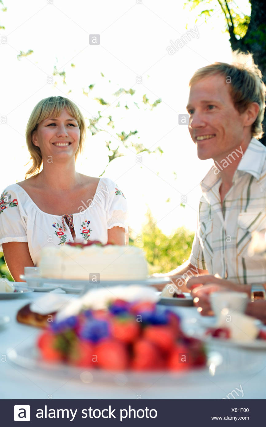 Dos personas y una tarta de fresas, Fejan, archipiélago de Estocolmo, Suecia. Foto de stock