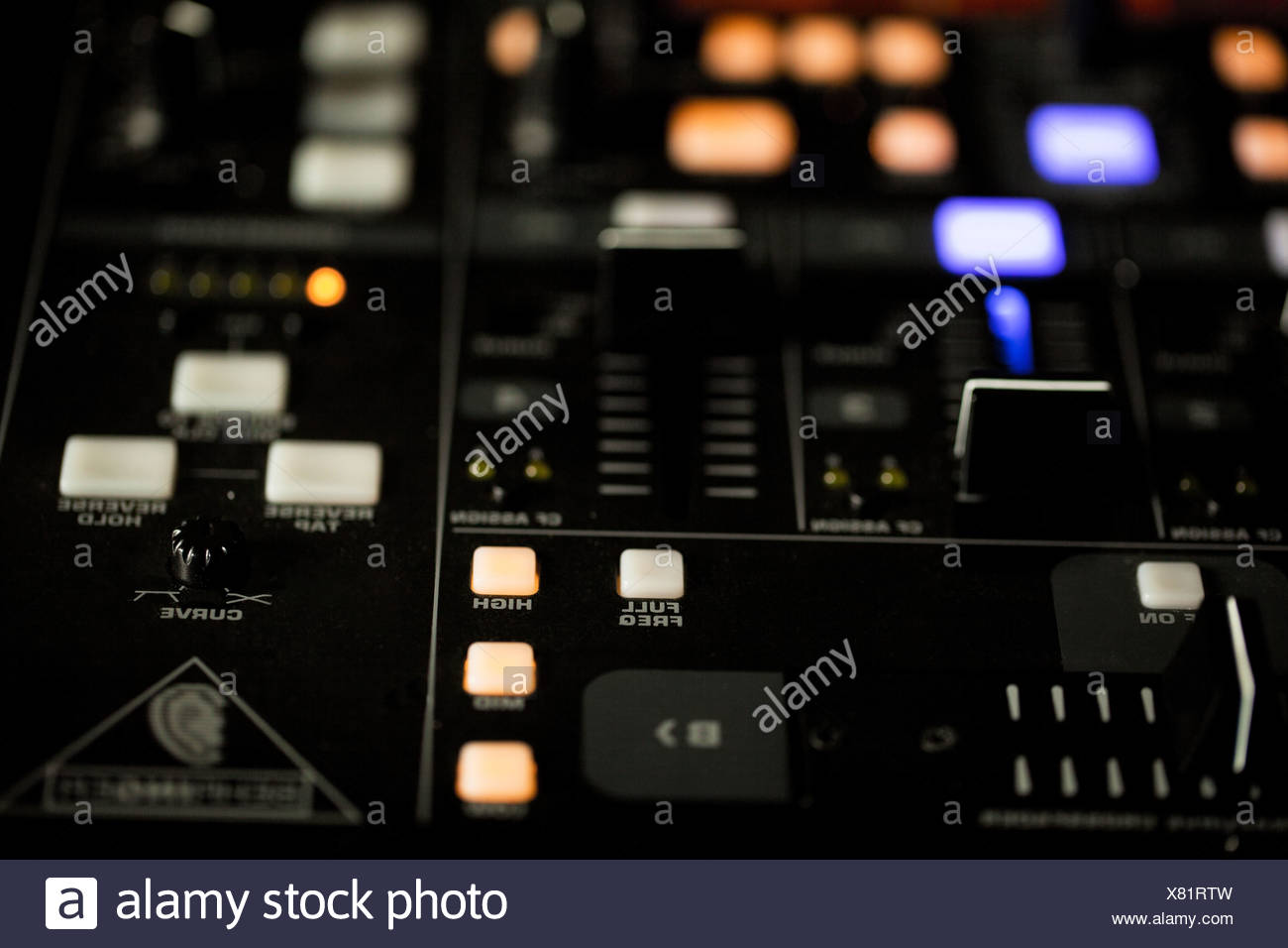 Luces iluminadas en un DJ deck Foto de stock
