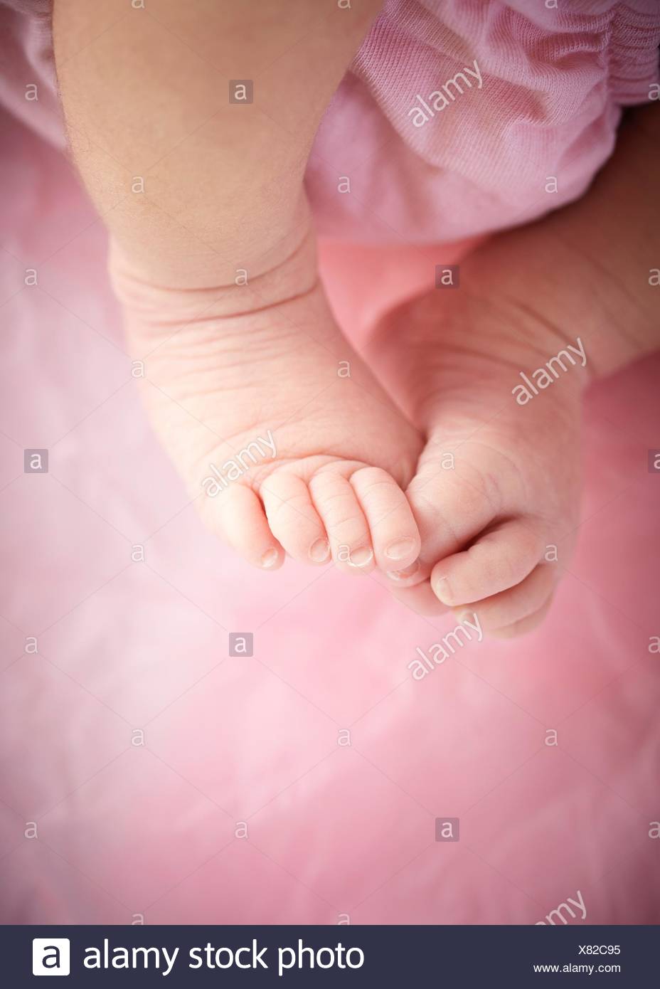 Modelo Liberado Bebe Nina De Pies Descalzos De Cerca Fotografia De Stock Alamy Modelo Liberado Bebe Nina De Pies Descalzos De Cerca Fotografia De Stock Alamy