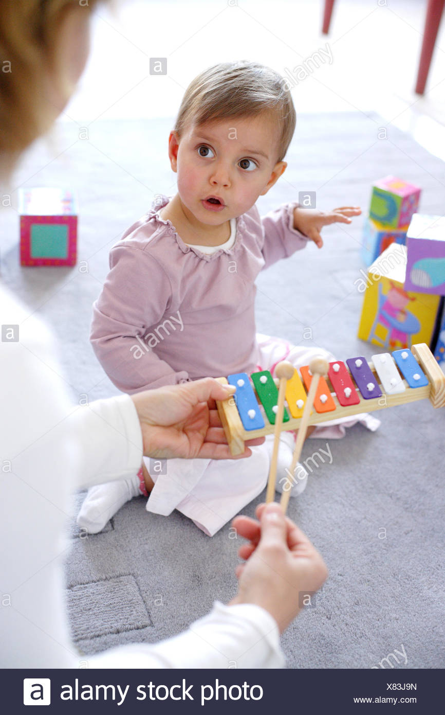 Bebe De 19 Meses De Edad Jugando Con Su Madre Fotografia De Stock Alamy Bebe De 19 Meses De Edad Jugando Con Su Madre Fotografia De Stock Alamy