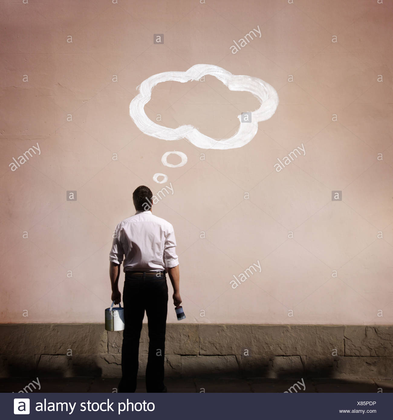 Hombre con burbuja de pensamiento pintado Foto de stock