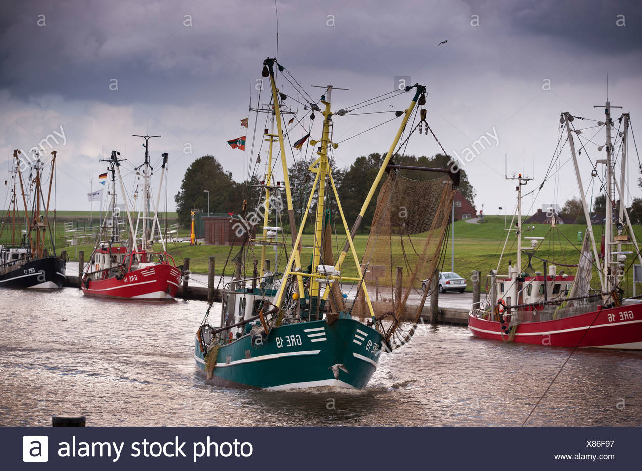 Arrastrero shrimper camarones o en el puerto de Greetsiel, Frisia Oriental, Baja Sajonia, Alemania, Europa Foto de stock