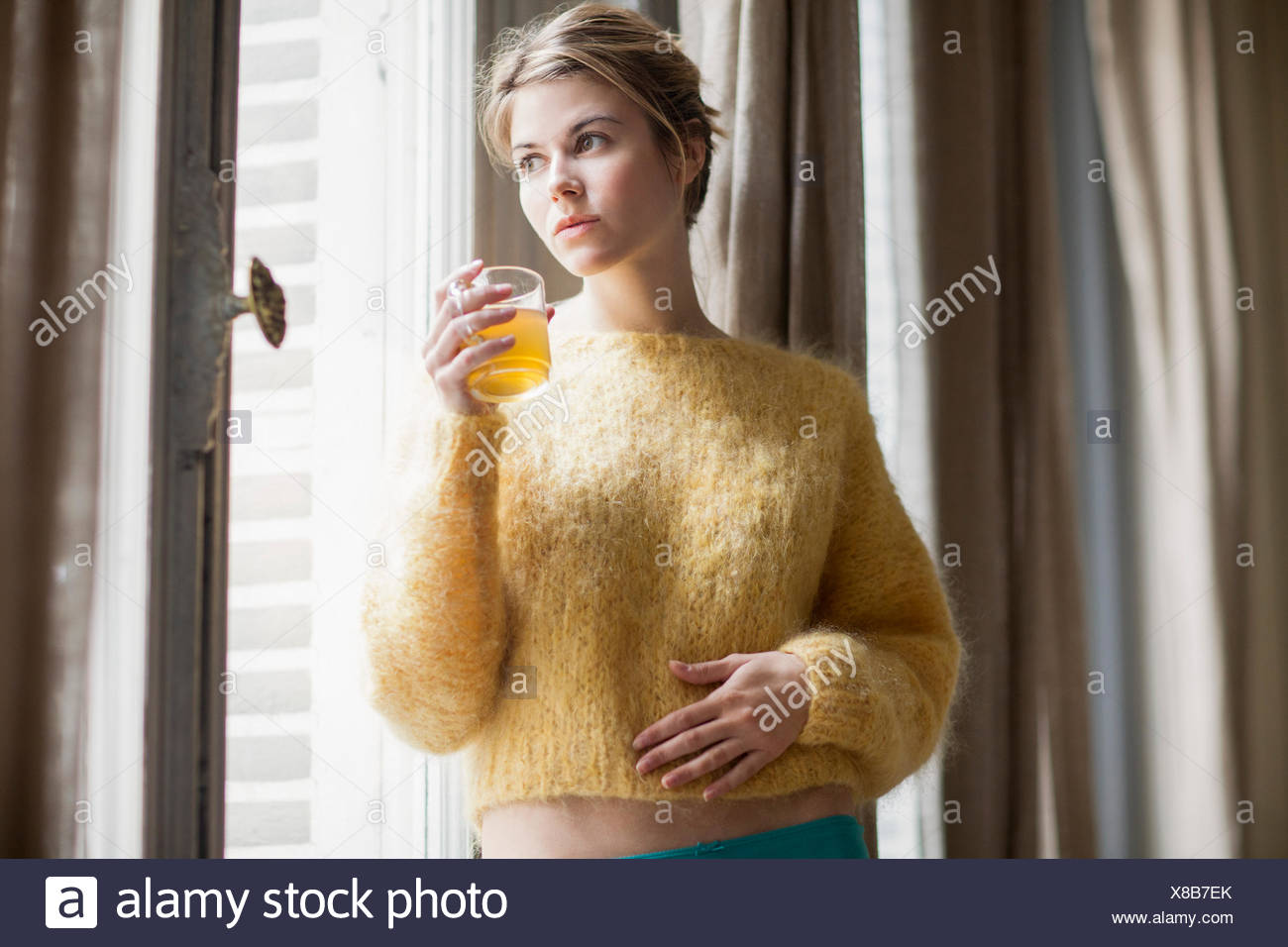 Mujer bebiendo té de hierbas Foto de stock