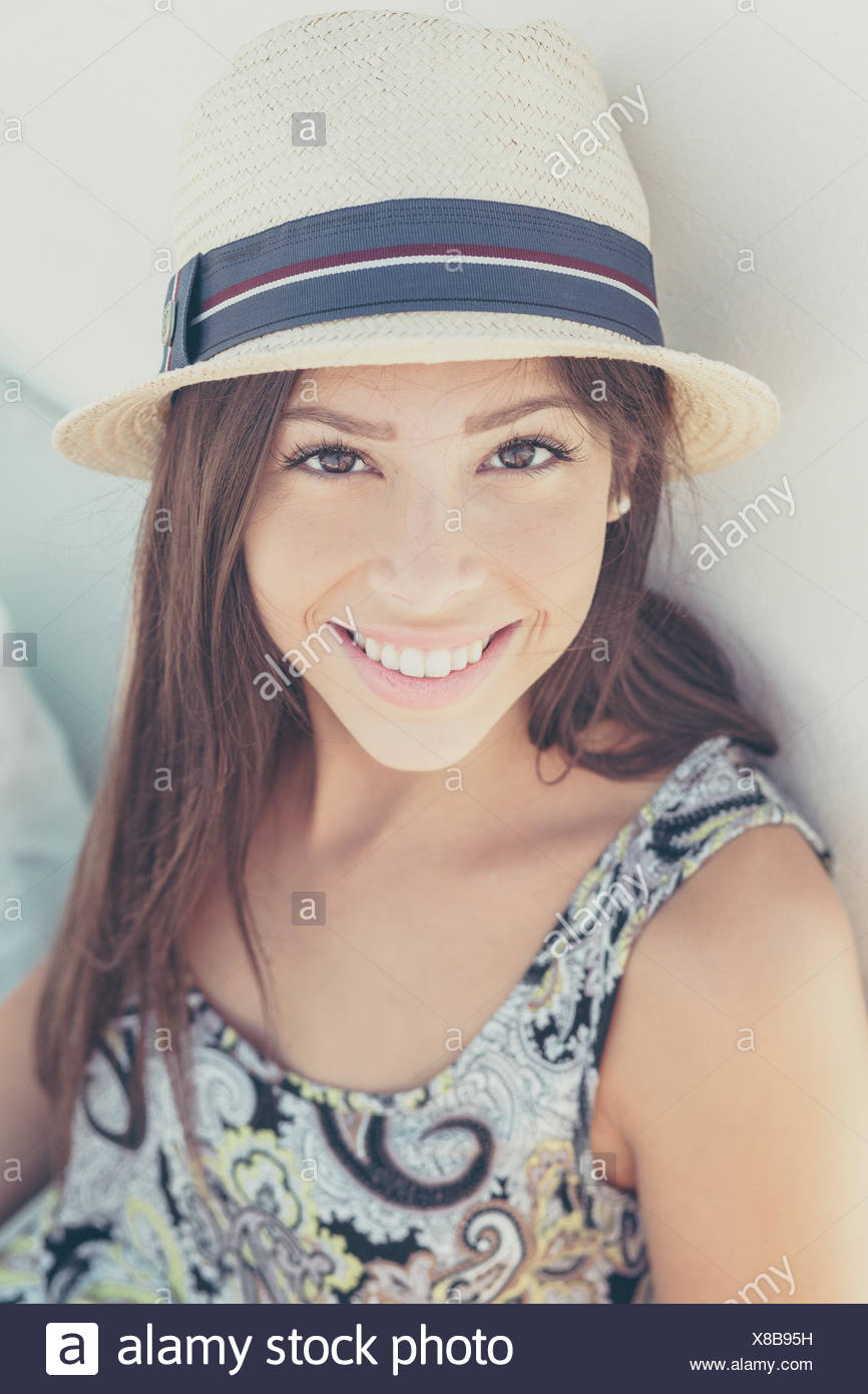 Retrato de mujer joven con sombrero para el sol Foto de stock