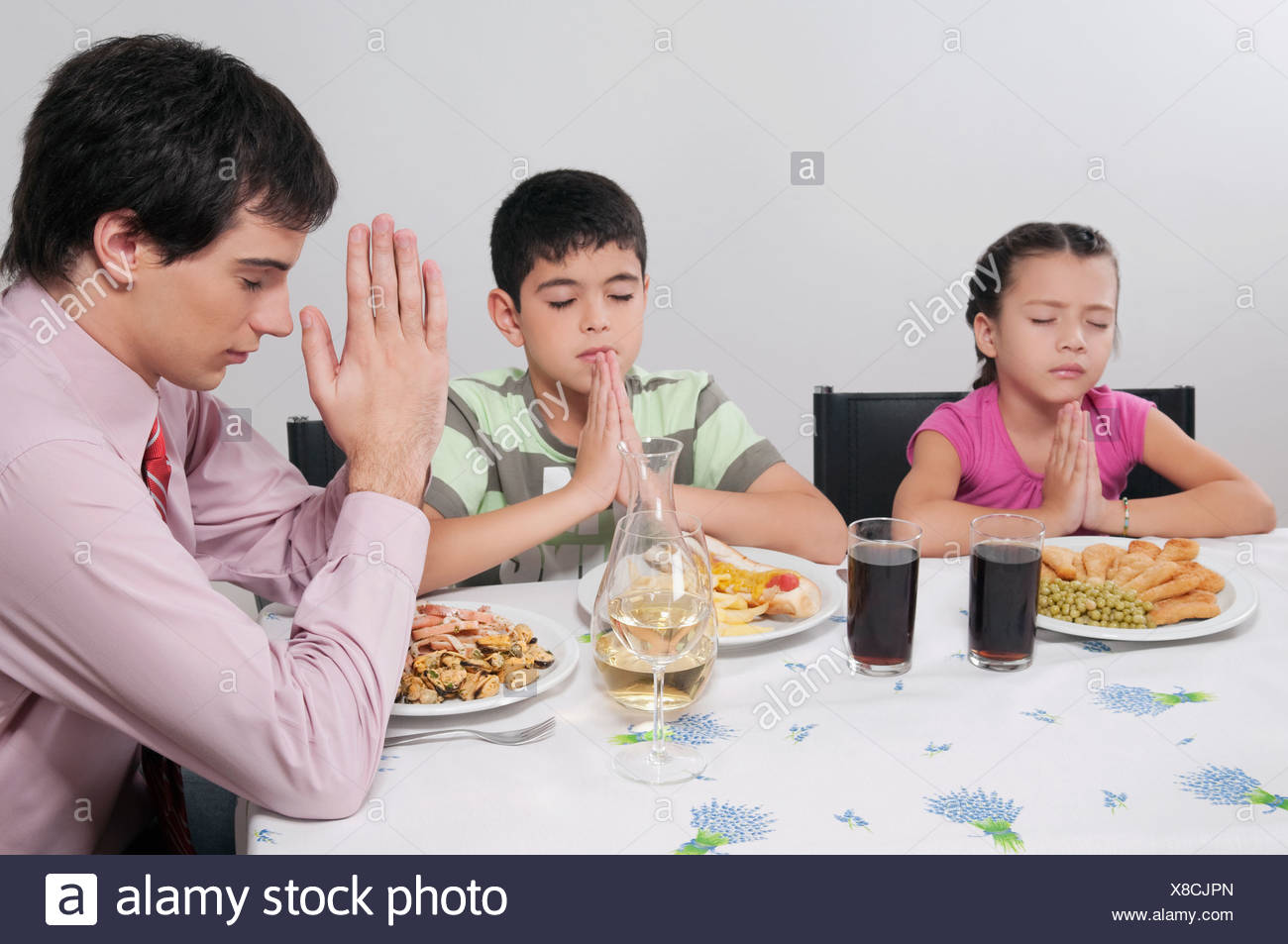 Familia Orando Antes Del Almuerzo Fotografia De Stock Alamy
