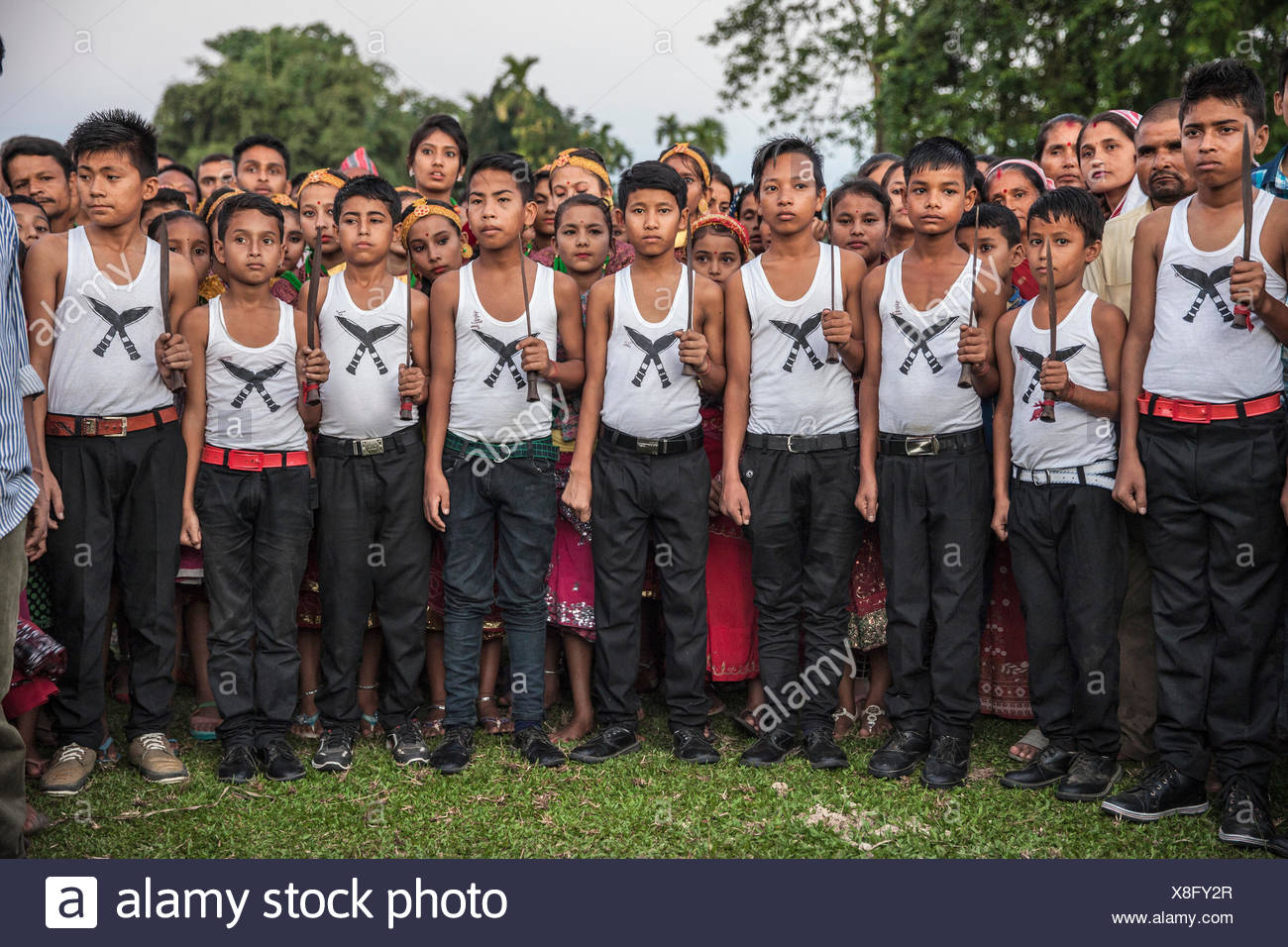 Los Ninos Nepaleses Vestir La Camiseta Con El Khukri La Cuchilla Nacional De Nepal Fotografia De Stock Alamy