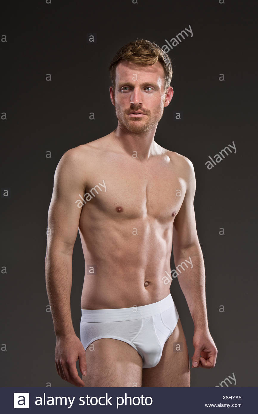 hombres en calzones blancos