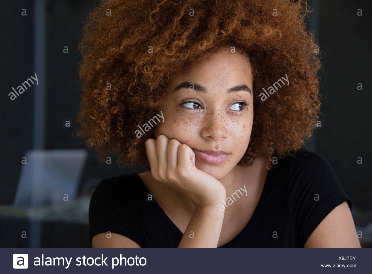 Close-up de una joven mujer pensando Foto de stock