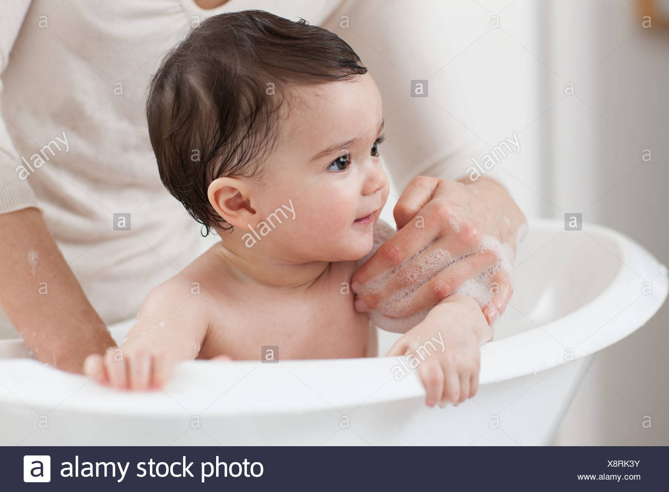 Baby Boy tener un baño Foto de stock