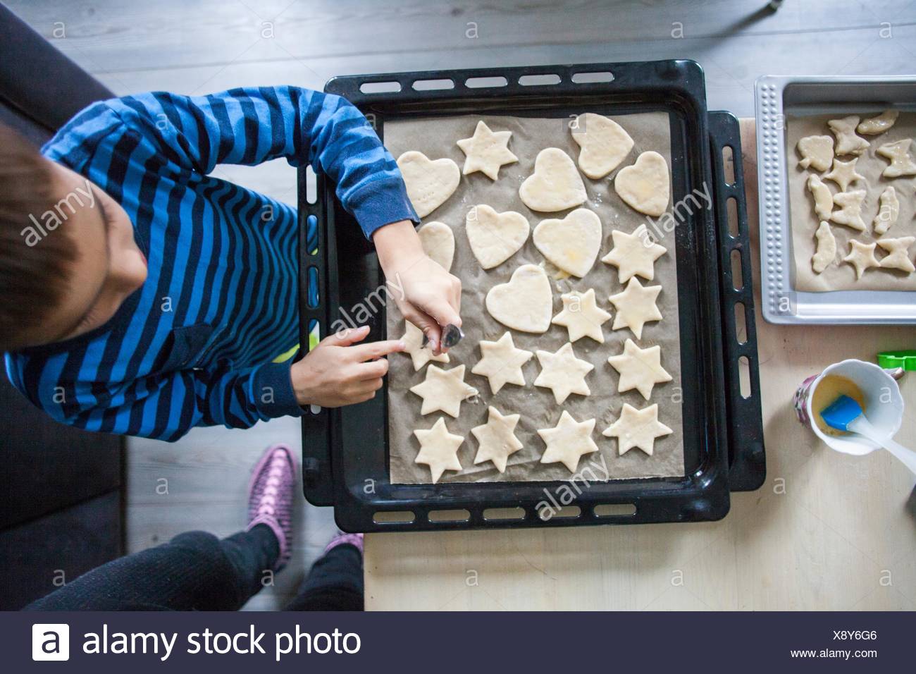 Muchacho hacer galletas, vista superior Foto de stock