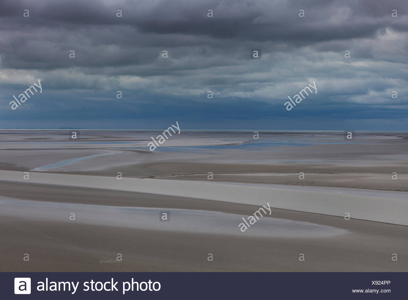 Mont Saint Michel en la marea baja Normandía - Francia Foto de stock