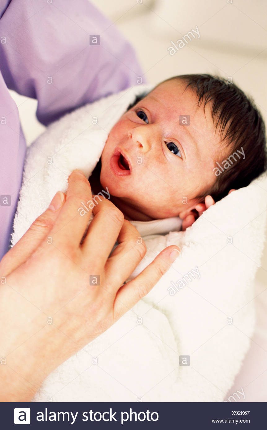 Bebe Recien Nacido Dos Semanas De Edad Baby Boy Envuelto En Una Manta Fotografia De Stock Alamy