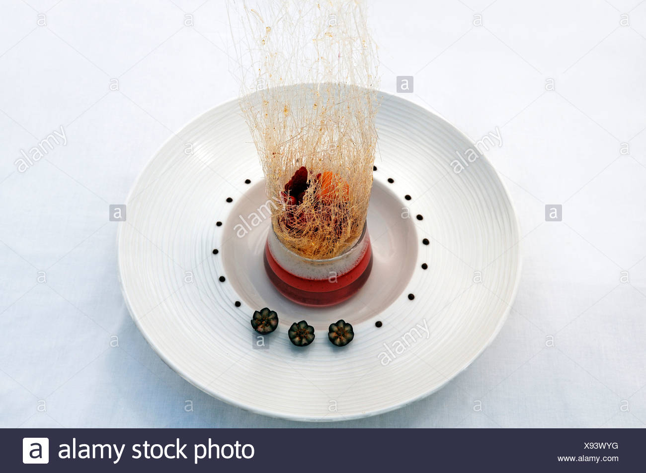 Postre Sopa De Frutas Fria En Un Nido De Azucar En Una Placa Blanca Alta Cocina Auberge De La Ferme Hueb Mike Germershausen Fotografia De Stock Alamy