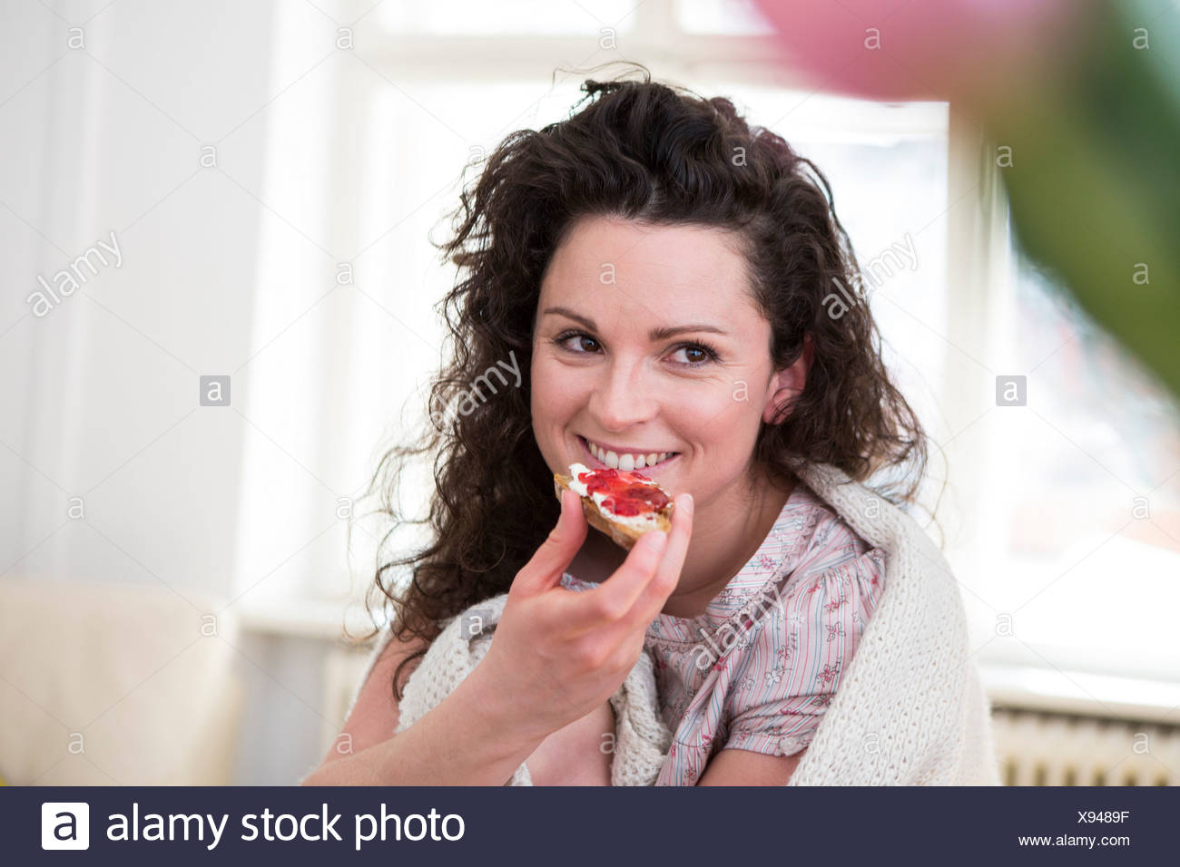 Mitad mujer adulta las mermeladas croissant Foto de stock