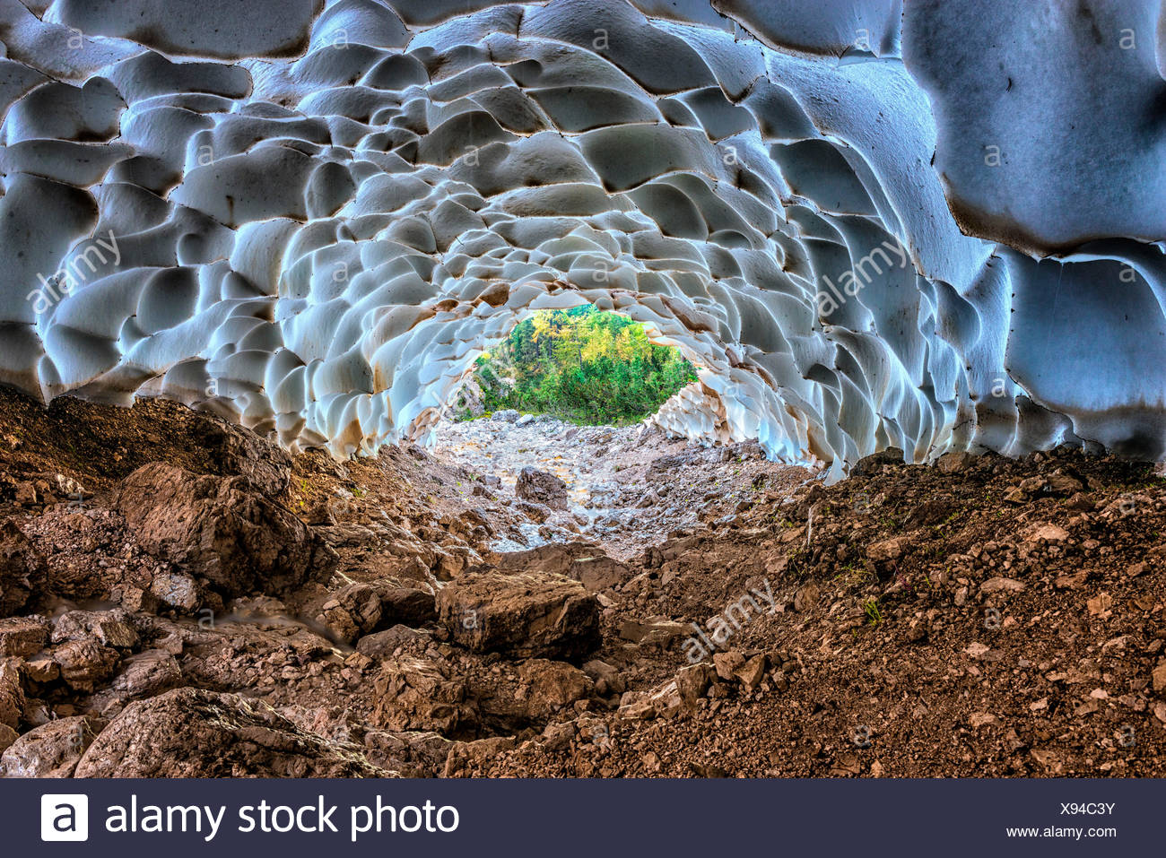 Italia, Veneto, Cortina d'Ampezzo, Sorapiss lago, dentro de una cueva de hielo. Foto de stock