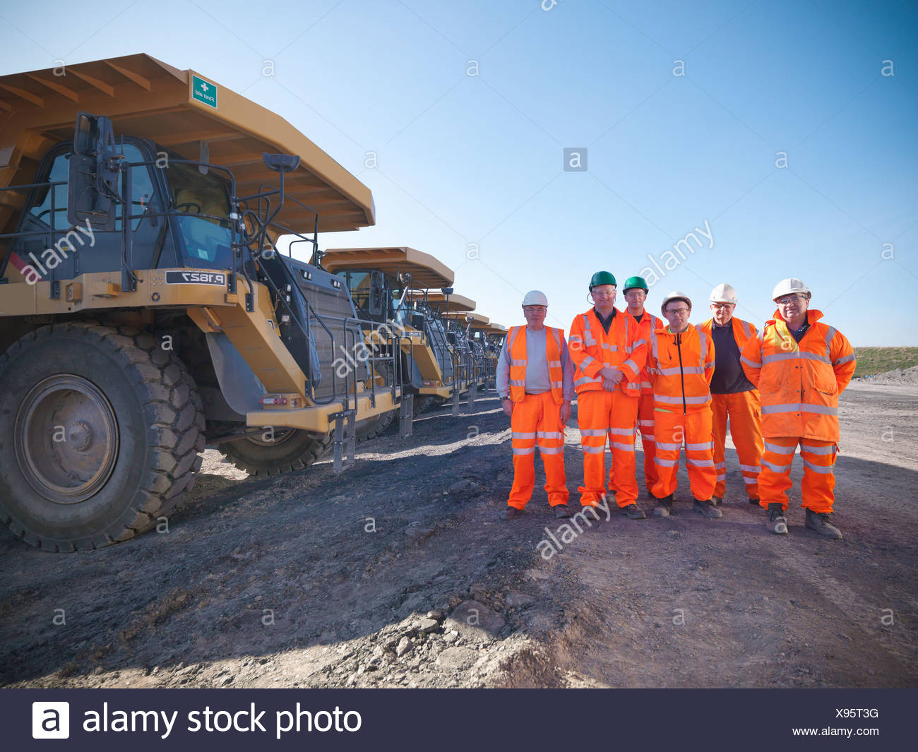 Los trabajadores de pie juntos en la mina de carbón Foto de stock