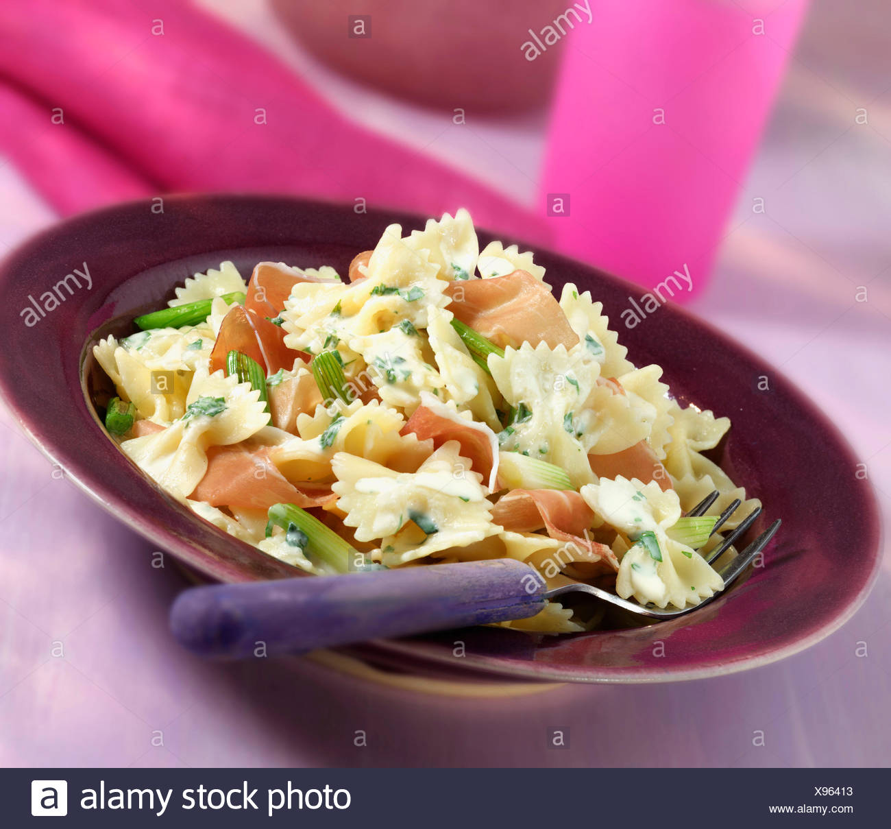 Plato de Farfalle caseras con jamón y cebolla Foto de stock