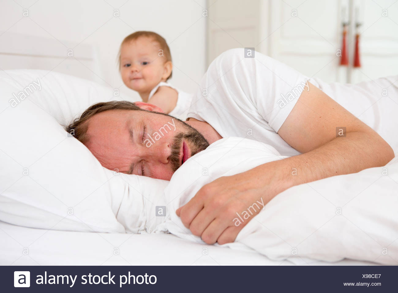 Padre Dormido En La Cama Fotos E Imagenes De Stock Alamy