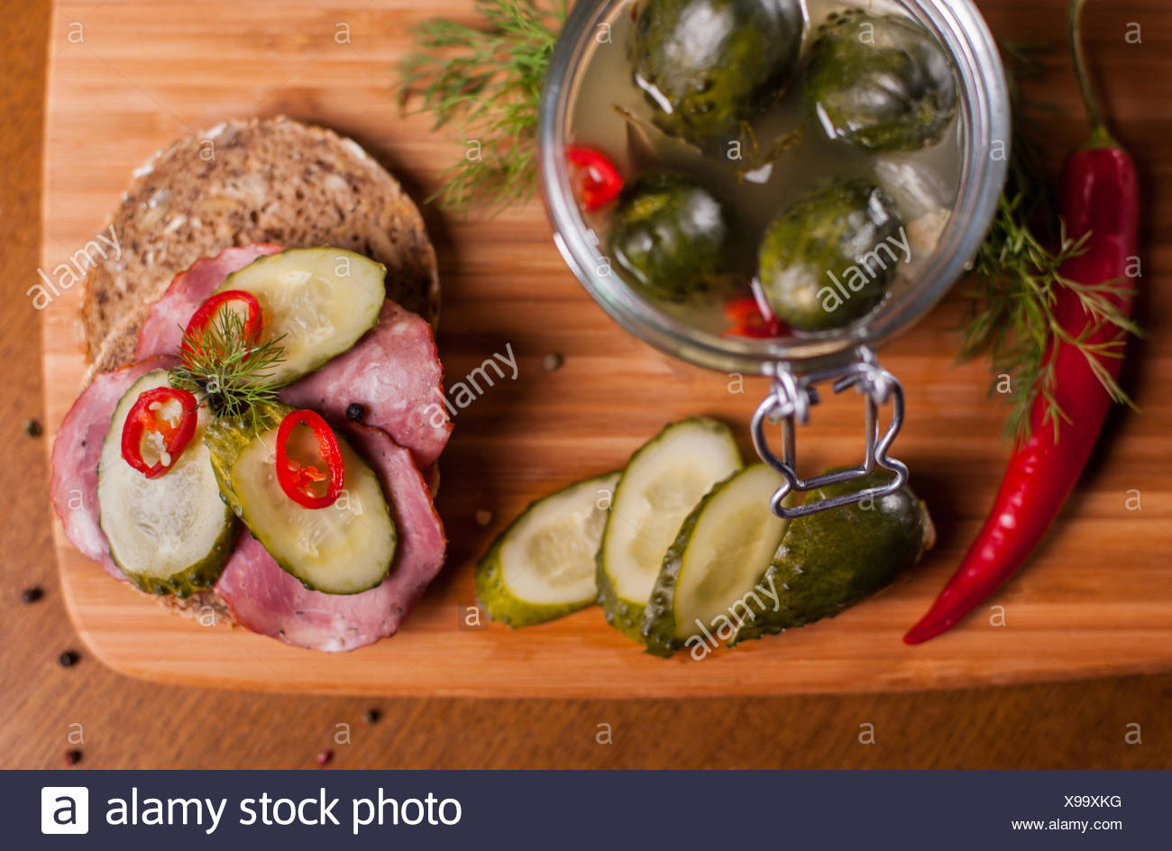 Sándwich con productos caseros en la placa de corte. Debica, Polonia Foto de stock