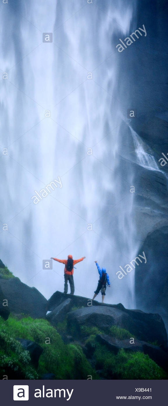 Par de senderismo en la niebla por debajo de Nevada Falls. Foto de stock