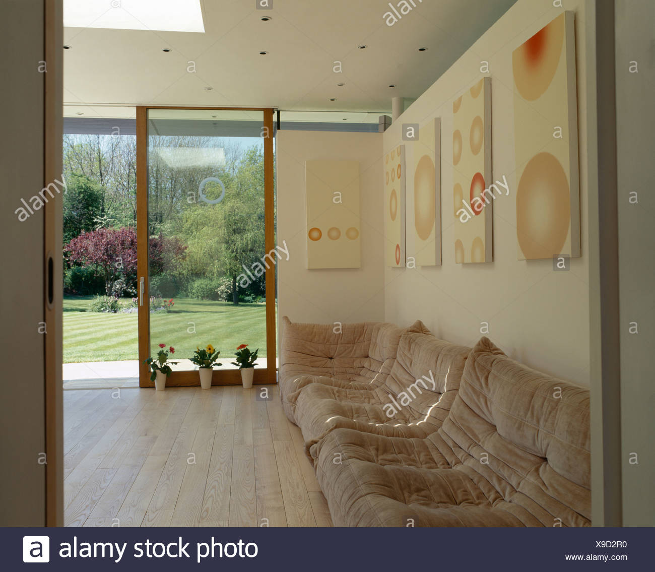 Fila De Sillas Tapizadas De Color Crema Contra La Pared En