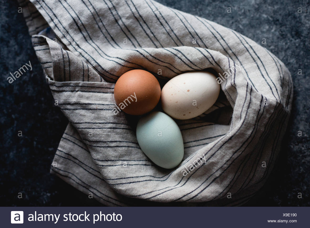 Varios huevos coloreados Foto de stock