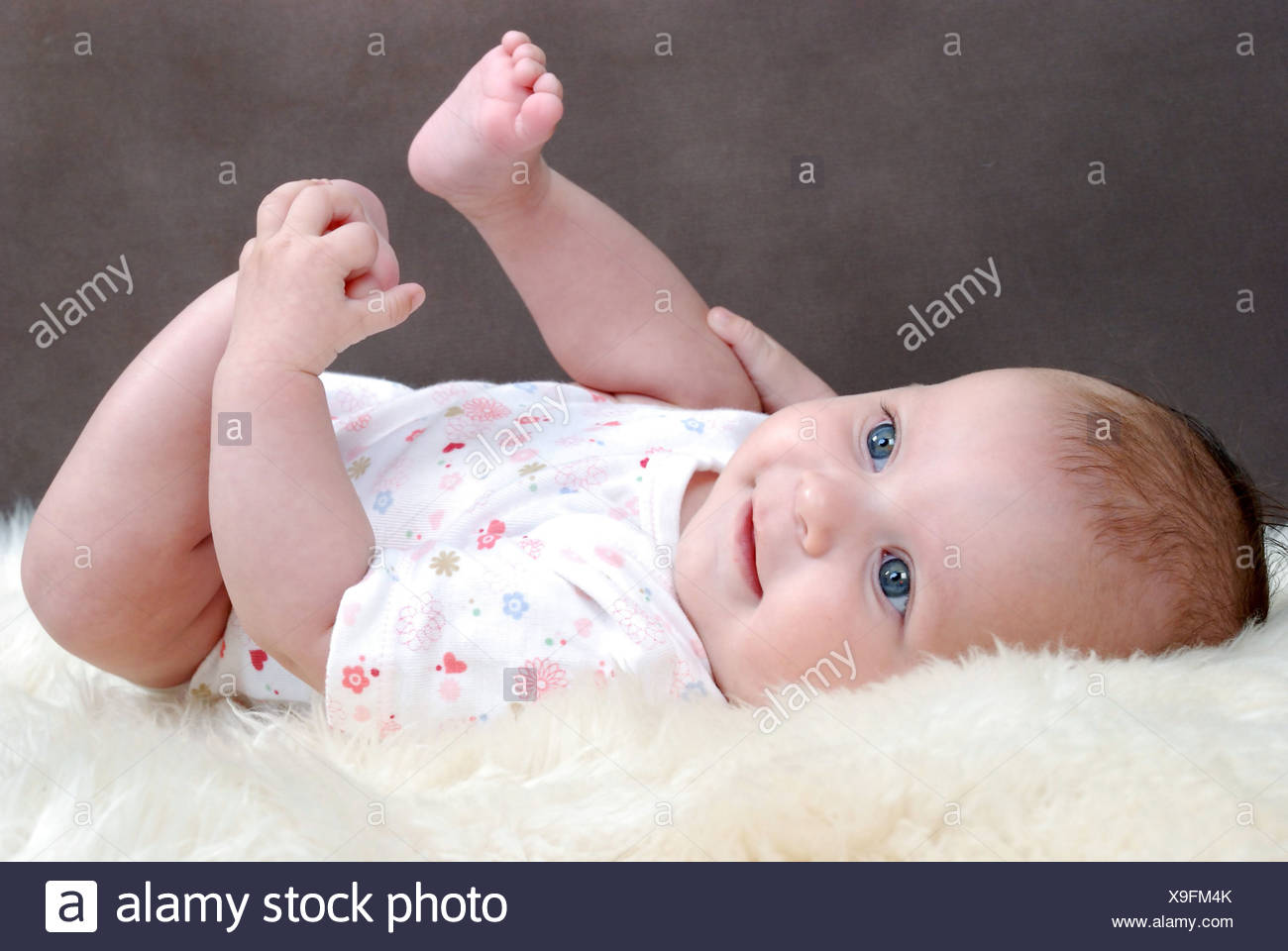 El Bebe De 6 Meses Agarrando Su Pie Fotografia De Stock Alamy