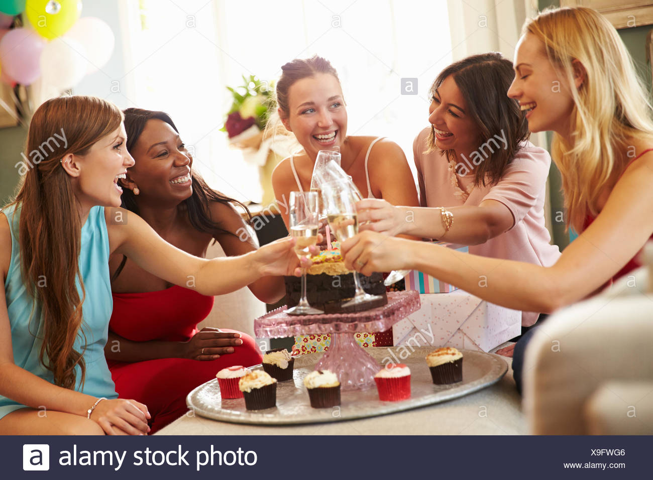 Amigas Haciendo Un Brindis Para Celebrar Cumpleanos Fotografia De Stock Alamy