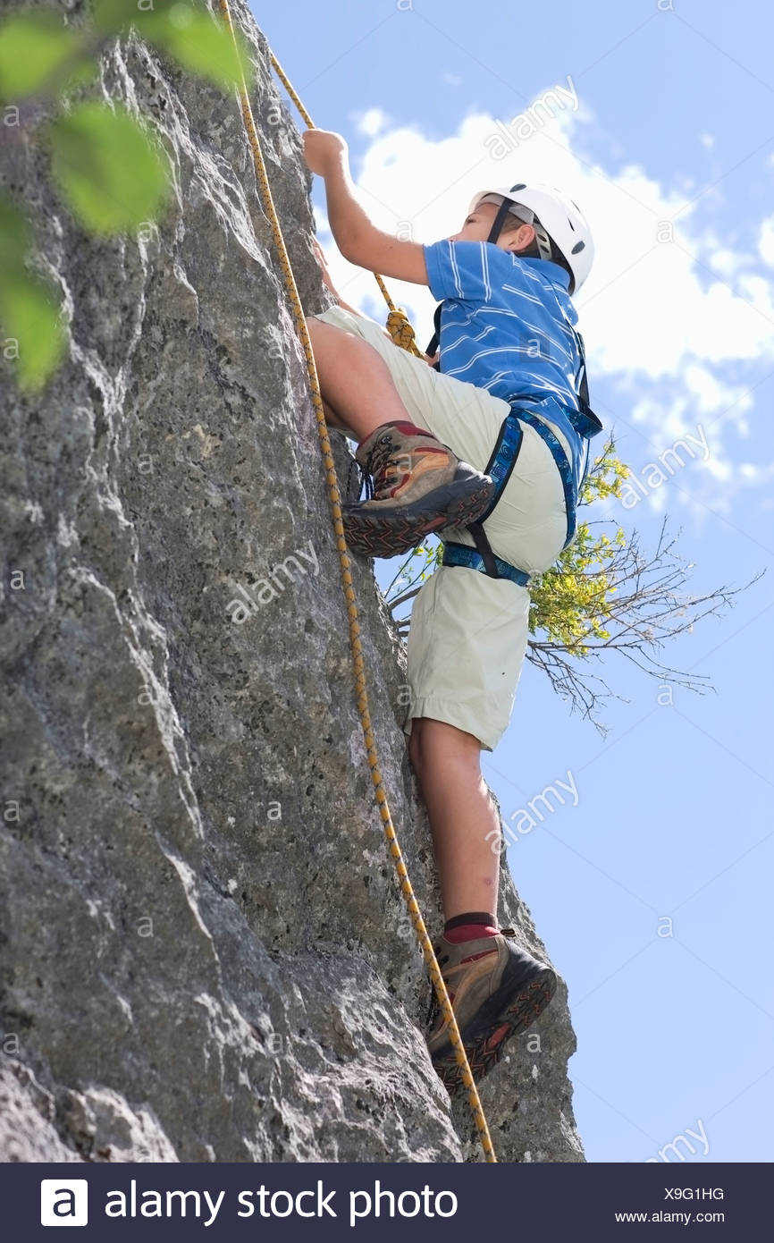 Boy subiendo una colina Foto de stock