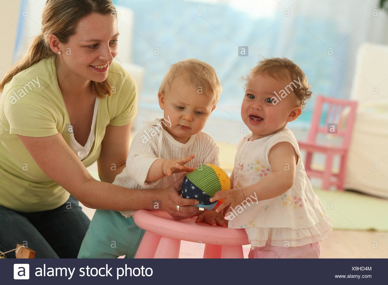 Los Bebes De 9 Meses La Madre De Bolas Jugar Juguetes Vestimenta Rubio Descubrimientos Amigos Alcance Grupo Interiores Muchacho Hombre Mujer Nina Diversion Alegria Reposapies Sonreir Fotografia De Stock Alamy