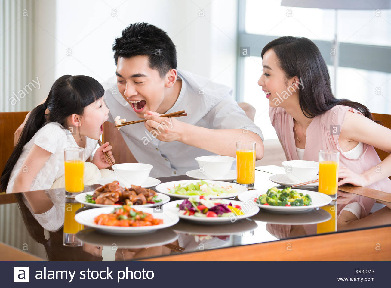 Familia Feliz De Almorzar Fotografia De Stock Alamy