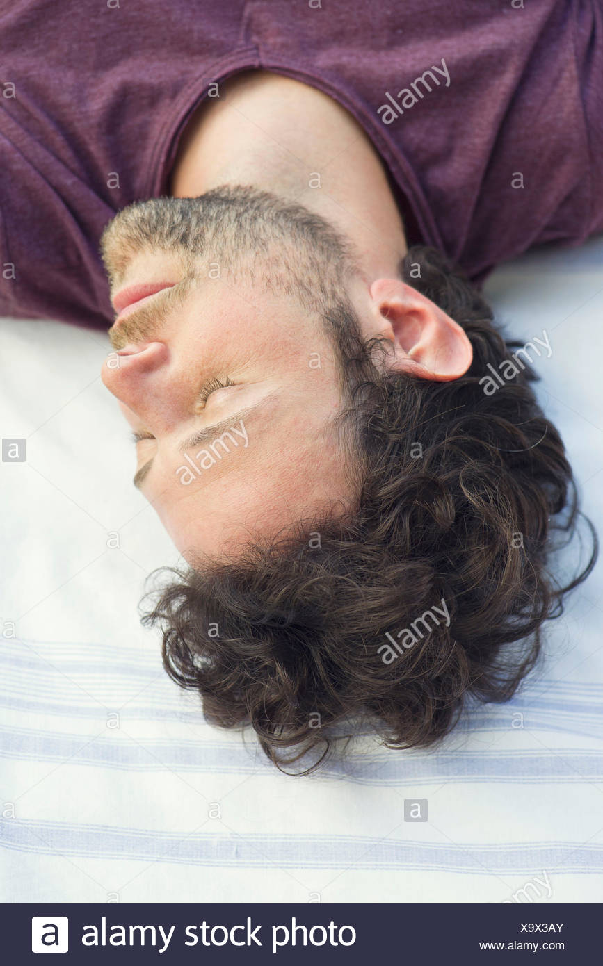 Hombre, una siesta al aire libre Foto de stock