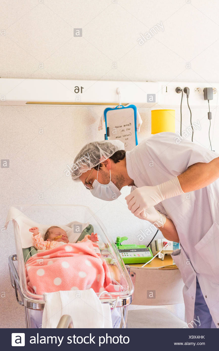 Tratamiento De La Hidrocefalia De Un Recien Nacido Prematuro Departamento De Neonatologia Chu De Burdeos Fotografia De Stock Alamy