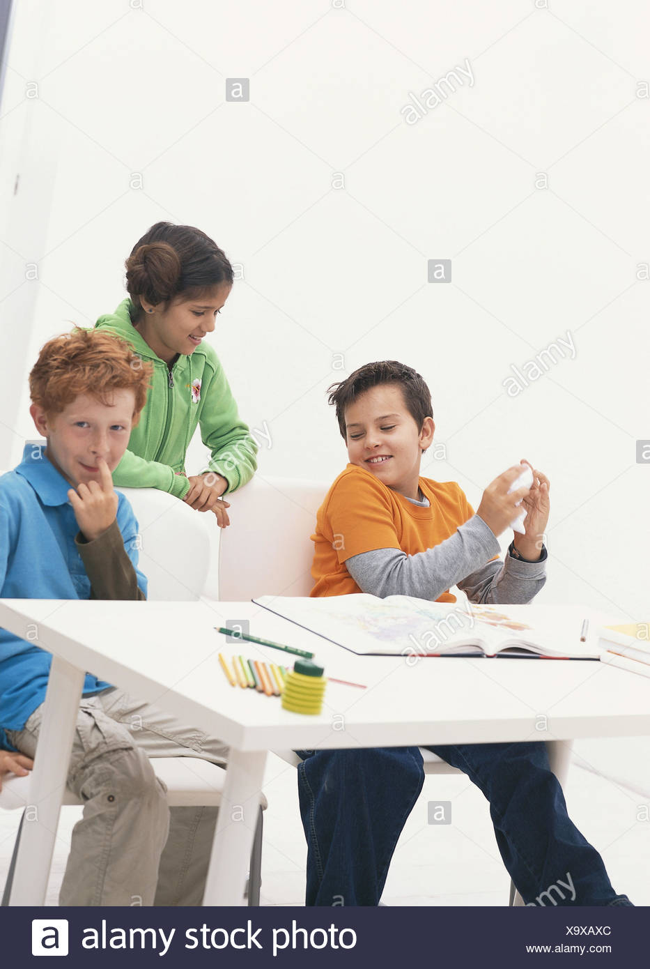La escuela, el aula, romper el colegial, broma, burla pupitres escolares, vacaciones escolares, persona, niños, tres, escolares, alumnos de primaria, los amigos de la escuela, los amigos, la conversación, feliz, periodo de vida, el horario escolar, la educación obligatoria, en el interior, Foto de stock