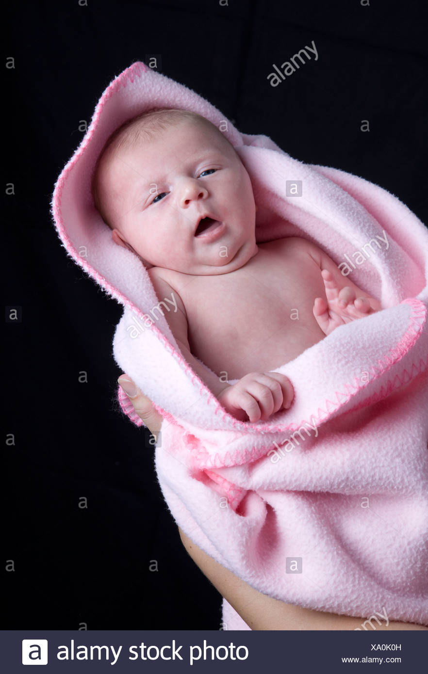 Bebe Nina De 5 Semanas De Edad En Brazos De Su Madre Fotografia De Stock Alamy