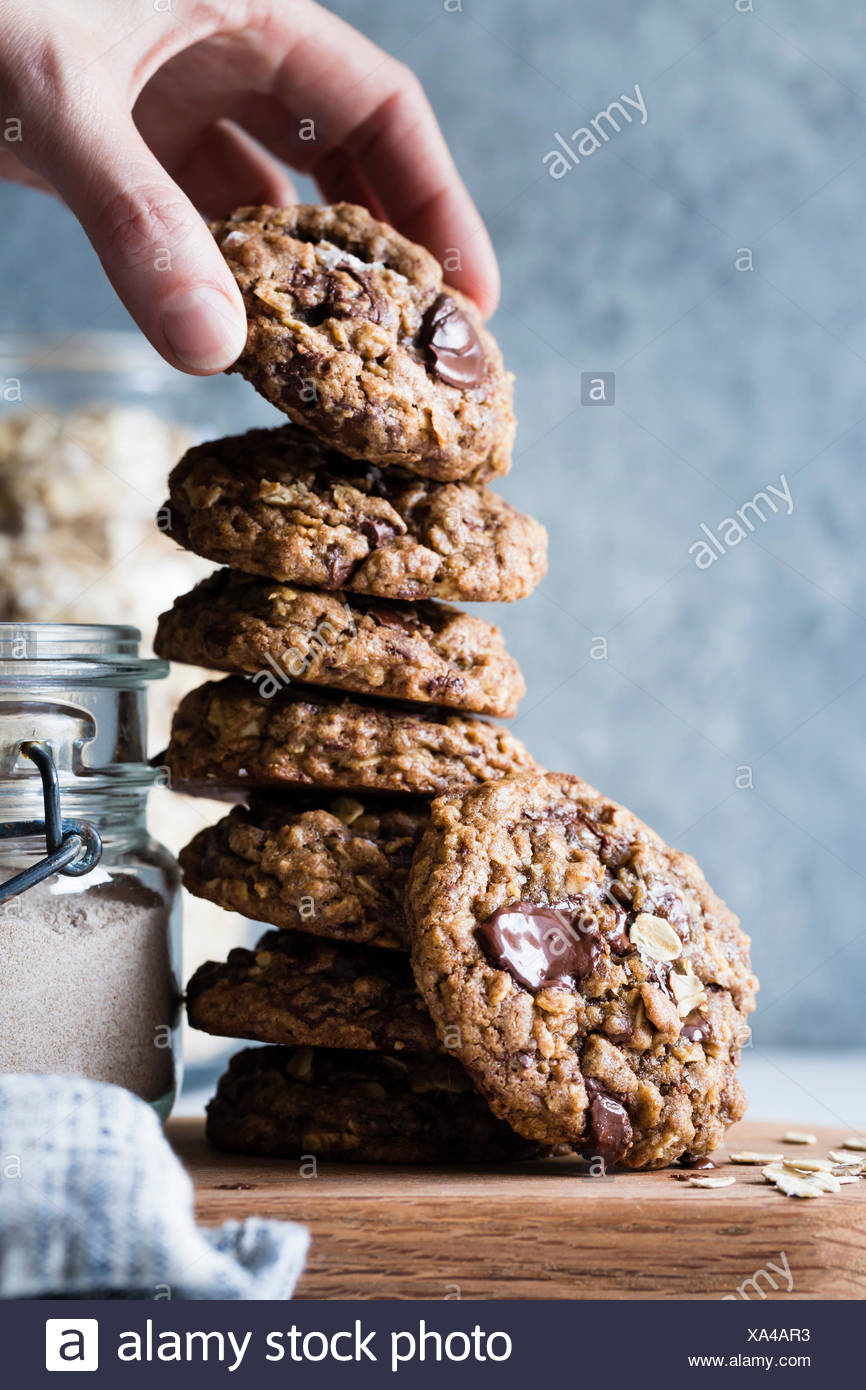 Los copos de avena galletas con trocitos de chocolate. Foto de stock