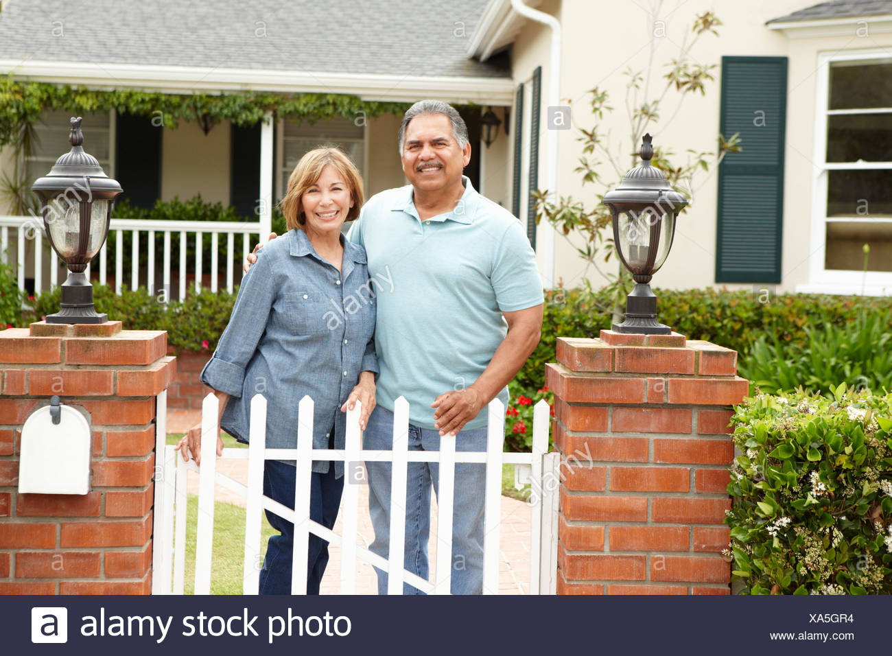 Senior pareja hispana fuera de casa Foto de stock