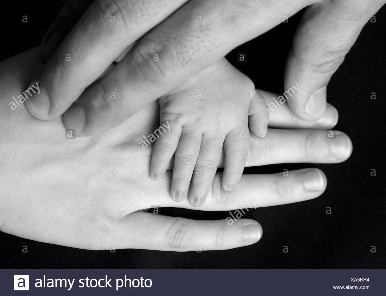 Manos De Una Familia El Padre La Madre Y El Bebe De Tres Semanas De Edad Fotografia De Stock Alamy