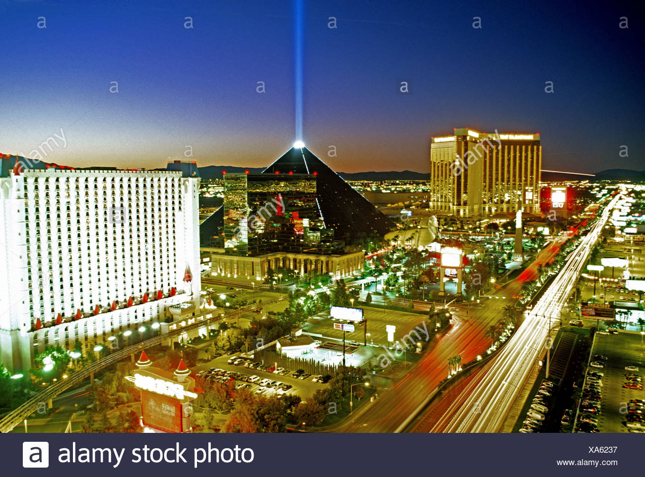 El haz de luz del Luxor Hotel al atardecer en el Strip Las Vegas Nevada  Fotografía de stock - Alamy