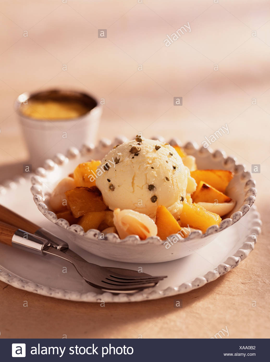 Pan frito frutas exóticas y helado de pimienta verde Foto de stock