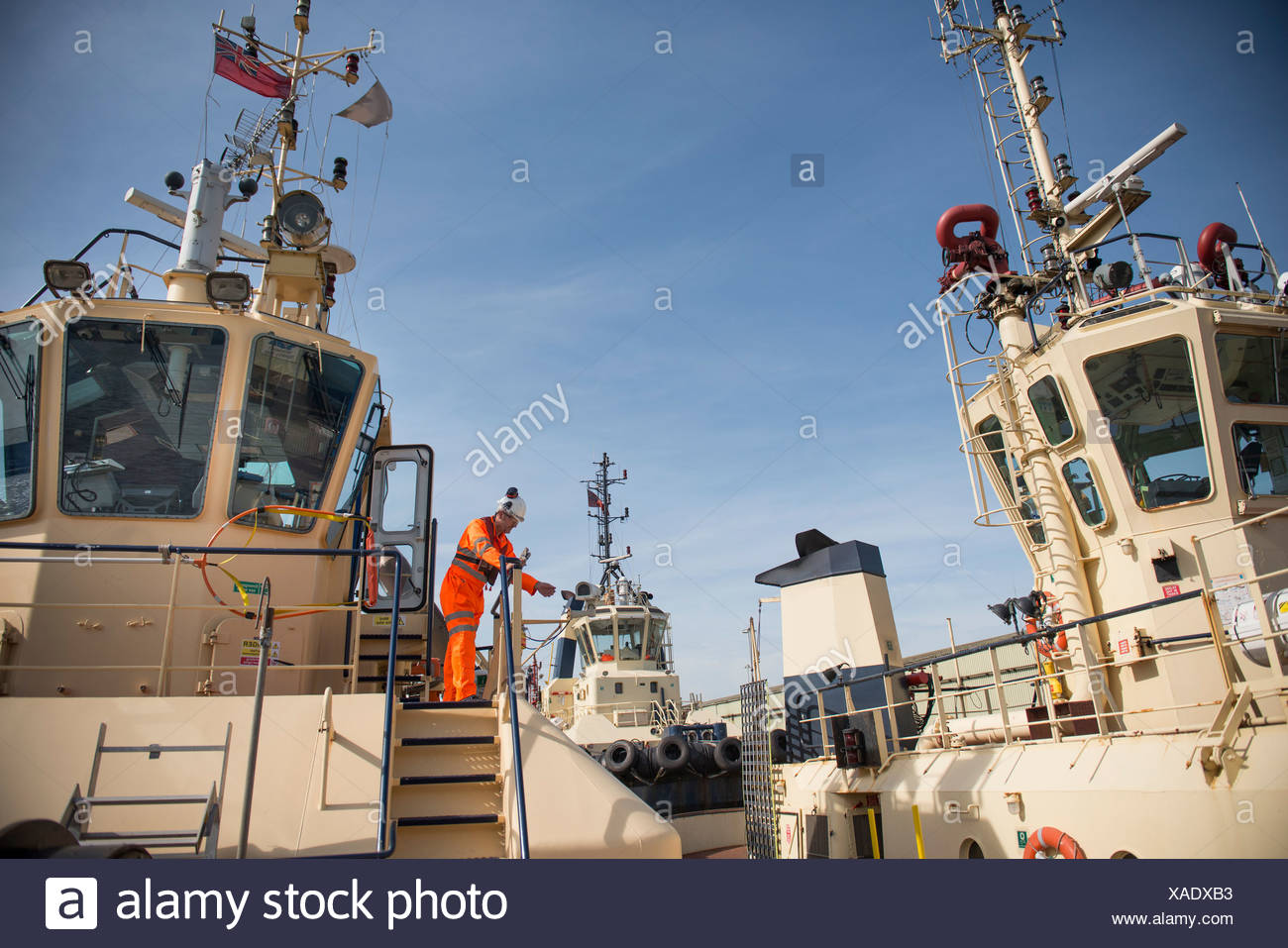 Trabajador de pie en la cubierta del barco de remolque Foto de stock