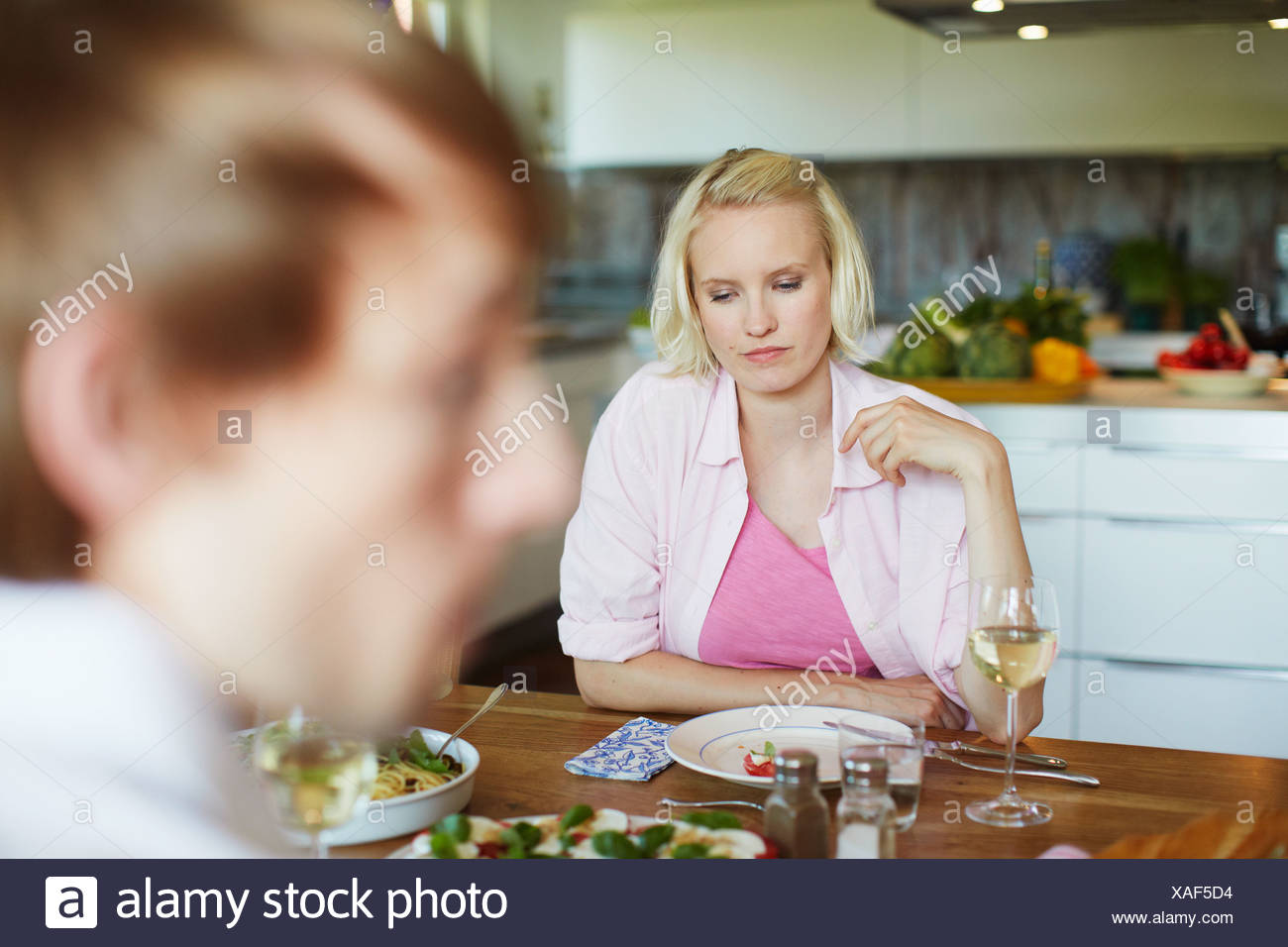 Par comer juntos en la mesa Foto de stock