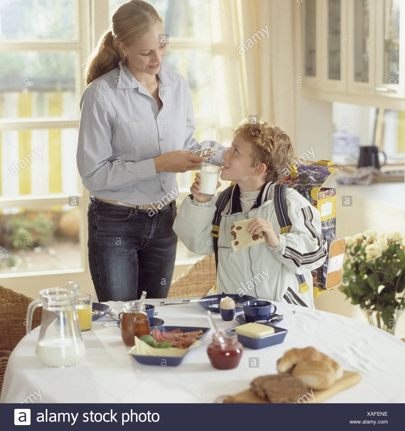 Cocina, Mesa de desayuno, la tuerca, el niño, la leche, la bebida ... Cocina, Mesa de desayuno, la tuerca, el niño, la leche, la bebida ...
