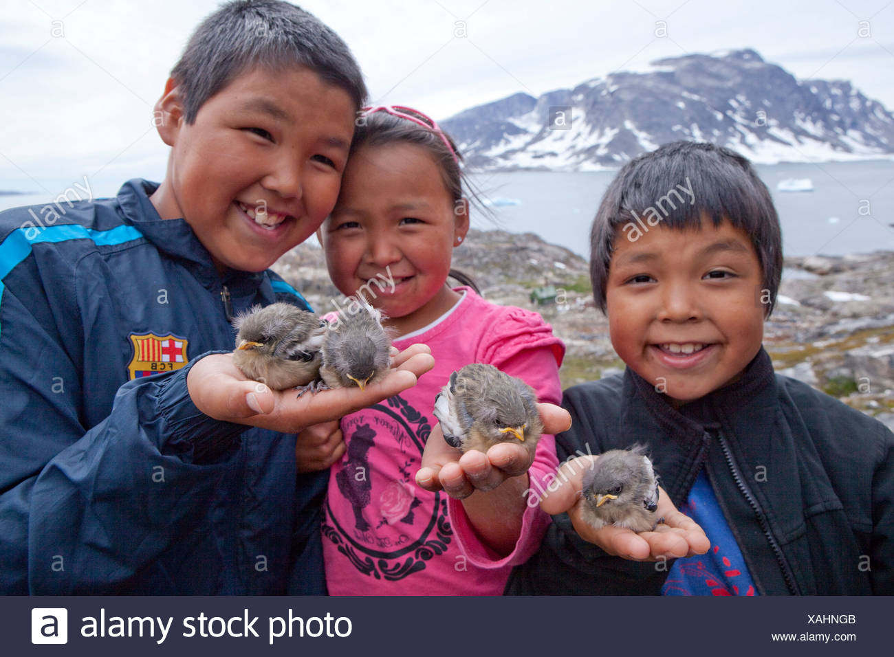 La Gente Los Inuit Sermiligaaq Groenlandia El Este De Groenlandia Barco Barcos Buques Embarcaciones Nino Ninos Ninos Ninas Fotografia De Stock Alamy