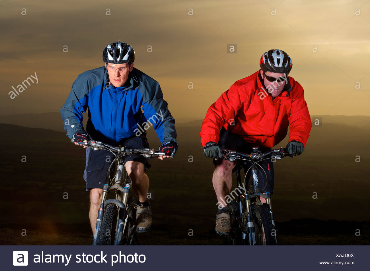Dos ciclistas de montaña equitación juntos. Foto de stock
