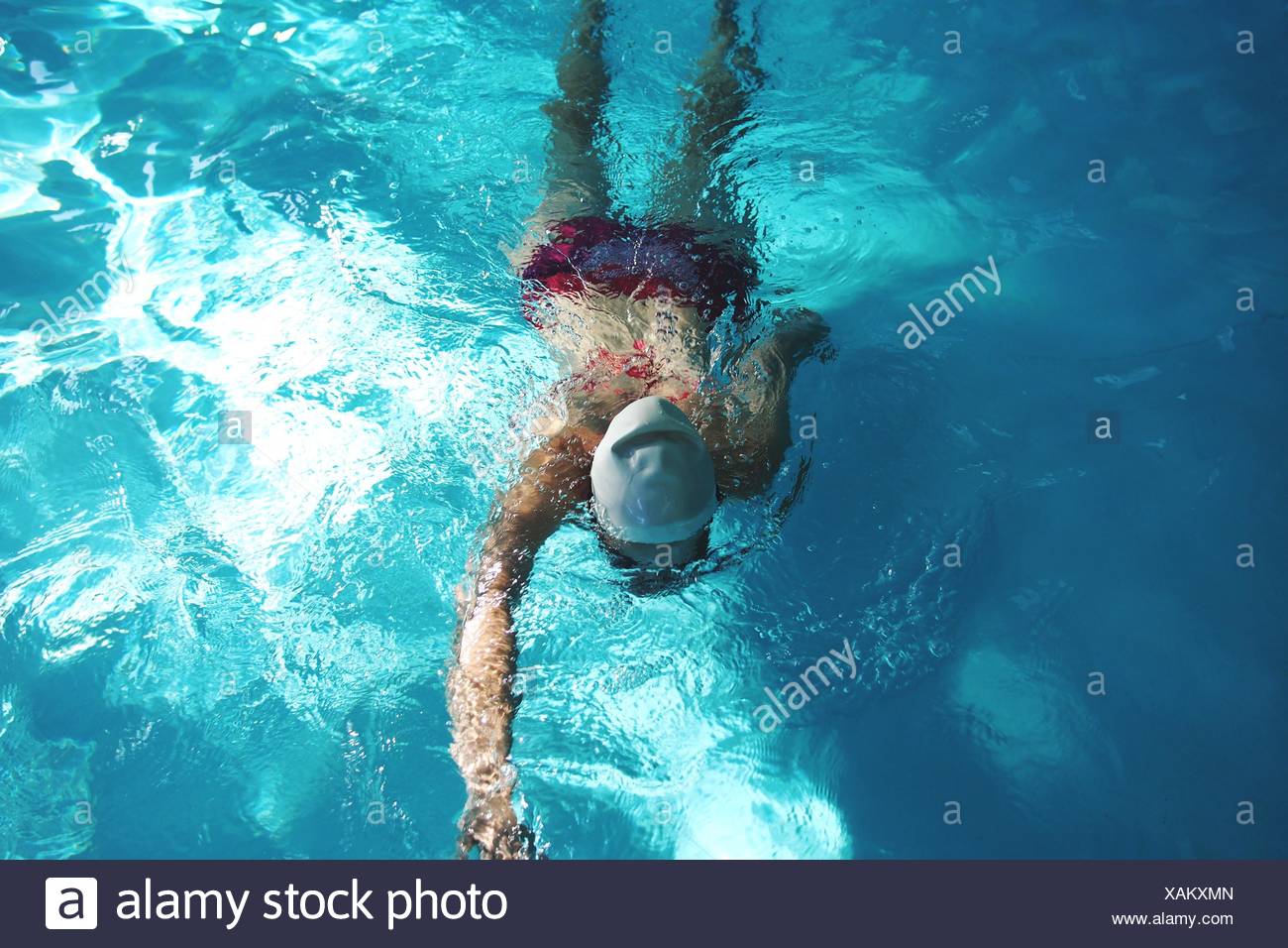 Un alto ángulo de visualización de la mujer en la piscina Foto de stock