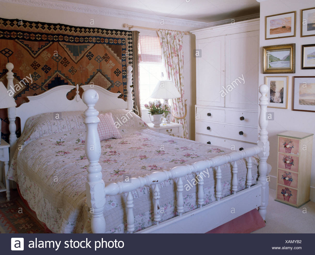 Alfombra Colgada En La Pared Detras De La Cama De Madera Pintada